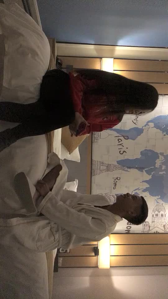 #少妇 #出轨    出轨，丰满美臀小少妇，摸摸屁股扣骚穴，按头深喉口交，扶着大白屁股爆操，双腿肩上扛抽插，各种姿势满足