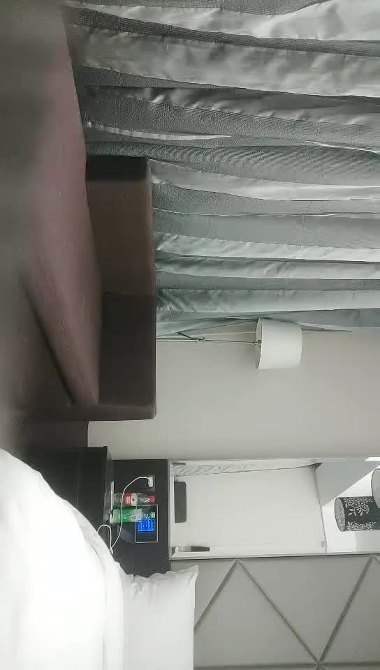 #少妇 #出轨    出轨，高品质少妇，风衣大长腿美女，带开档黑丝袜，自摸肥穴浪叫呻吟，多种姿势持续输出，太有感觉了舒服