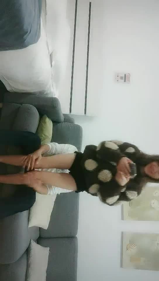 #少妇 #偷情   偷情，酒店深夜约战少妇，坚挺一手抓奶子，跪着深喉口交，扶着小腰爆操，操的受不了给口出来，舒服刺激