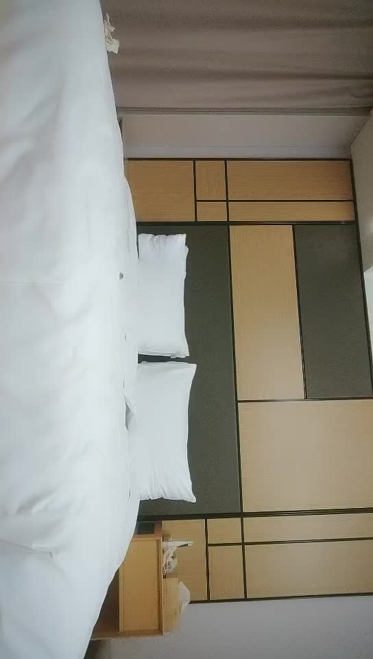 #少妇 #出轨    出轨，酒店约清纯美少妇，换套啪啪，新姿势层出不穷，干服求饶精彩，非常激情