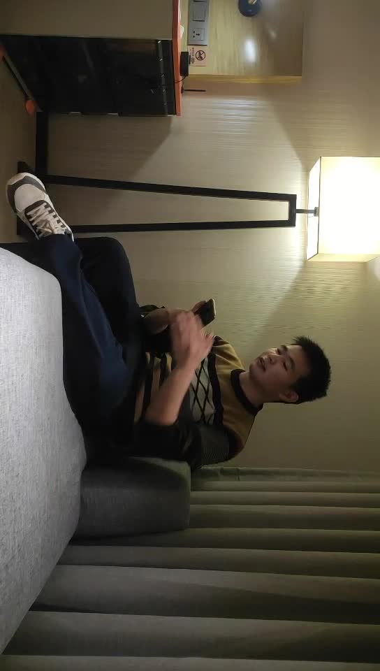 #少妇 #出轨    出轨，极品少妇，完美身材大长腿，揉捏大奶子，翘起屁股口交，埋头舔屌骚的很，非常满足舒服