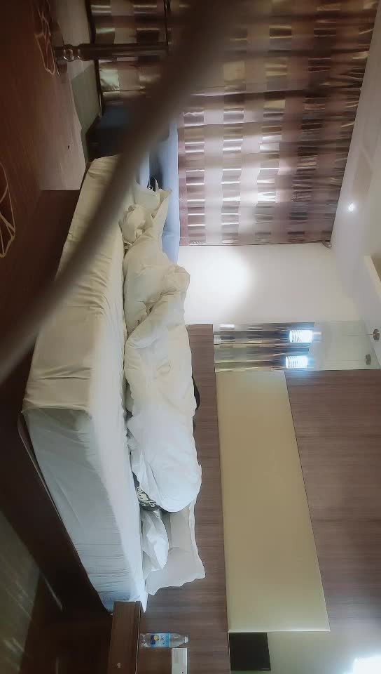 #少妇 #偷情   偷情，约战，两个小少妇姐4P大战，掀开窗帘干妹子，生怕酒店外面看不到，各种姿势满足