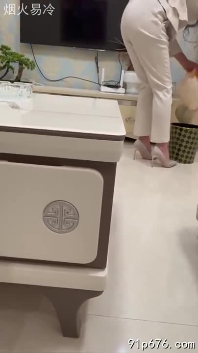 把工装OL的气质御姐拴着狗链调教，口塞像母狗一样，小穴全湿中出内射