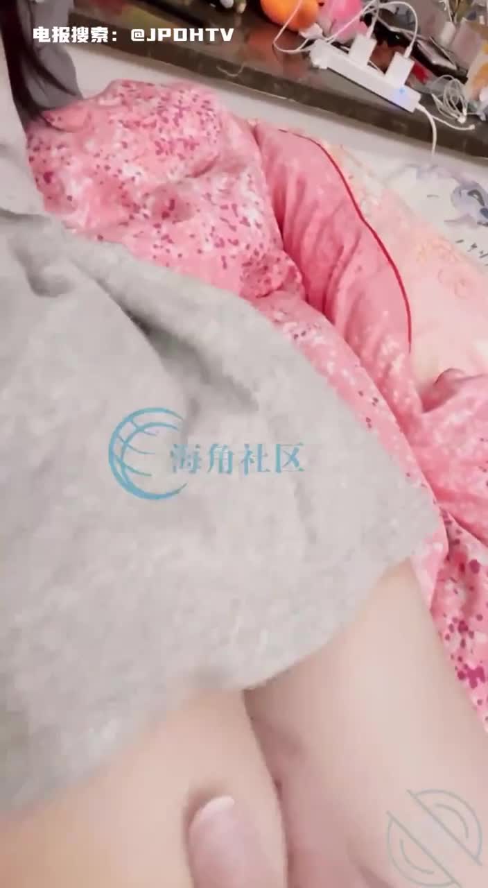 #乱伦 #无套 #白虎妹妹在玩游戏，我慢慢的从腿玩到蜜穴，还是没狠心射在了肚皮上