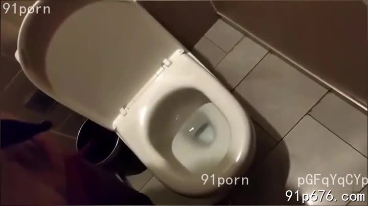 真实勾搭巨乳气质美女老板，奶子坚挺圆润，购物中心厕所操逼，