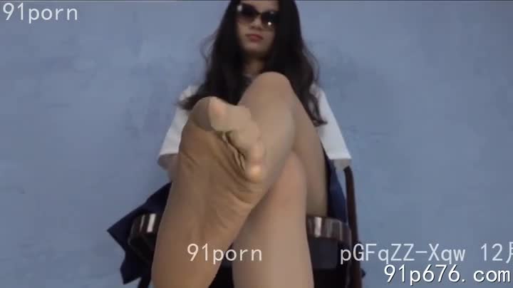 就喜欢用肉丝足交男奴