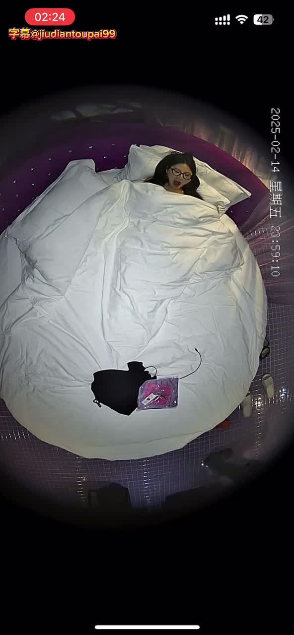 酒店偷拍 实时直播最新酒店偷拍穿上情趣内衣好像毛都刮了最后内射