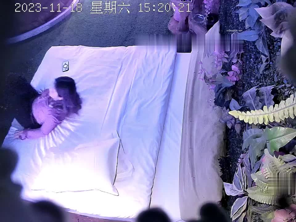 最新酒店偷拍 周末了 忍耐了一周的饥渴小情侣开房打炮脸蛋儿很漂亮 有点清纯的丰满小胖妹打了两炮才满足她