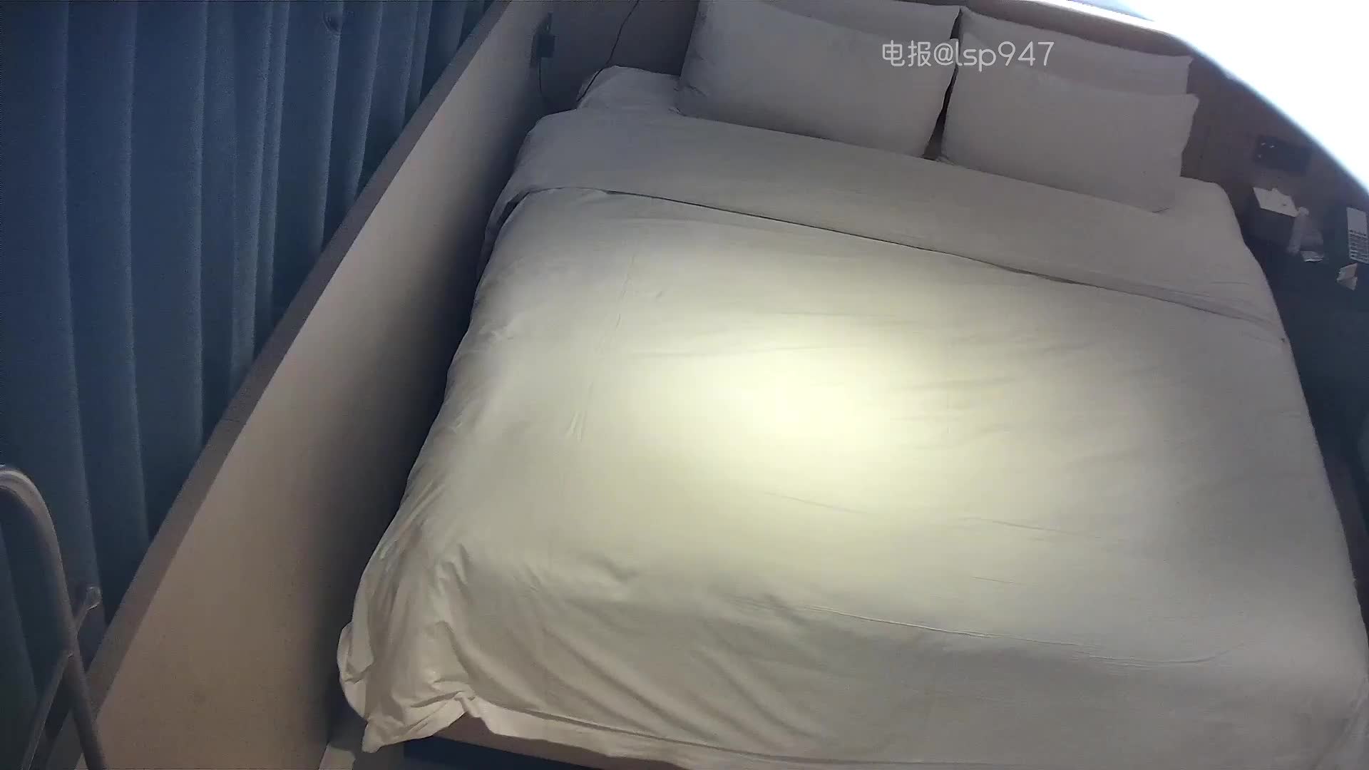 酒店监控偷拍JK短裙小姐姐酒后被猥琐大叔骗来迷奸做爱