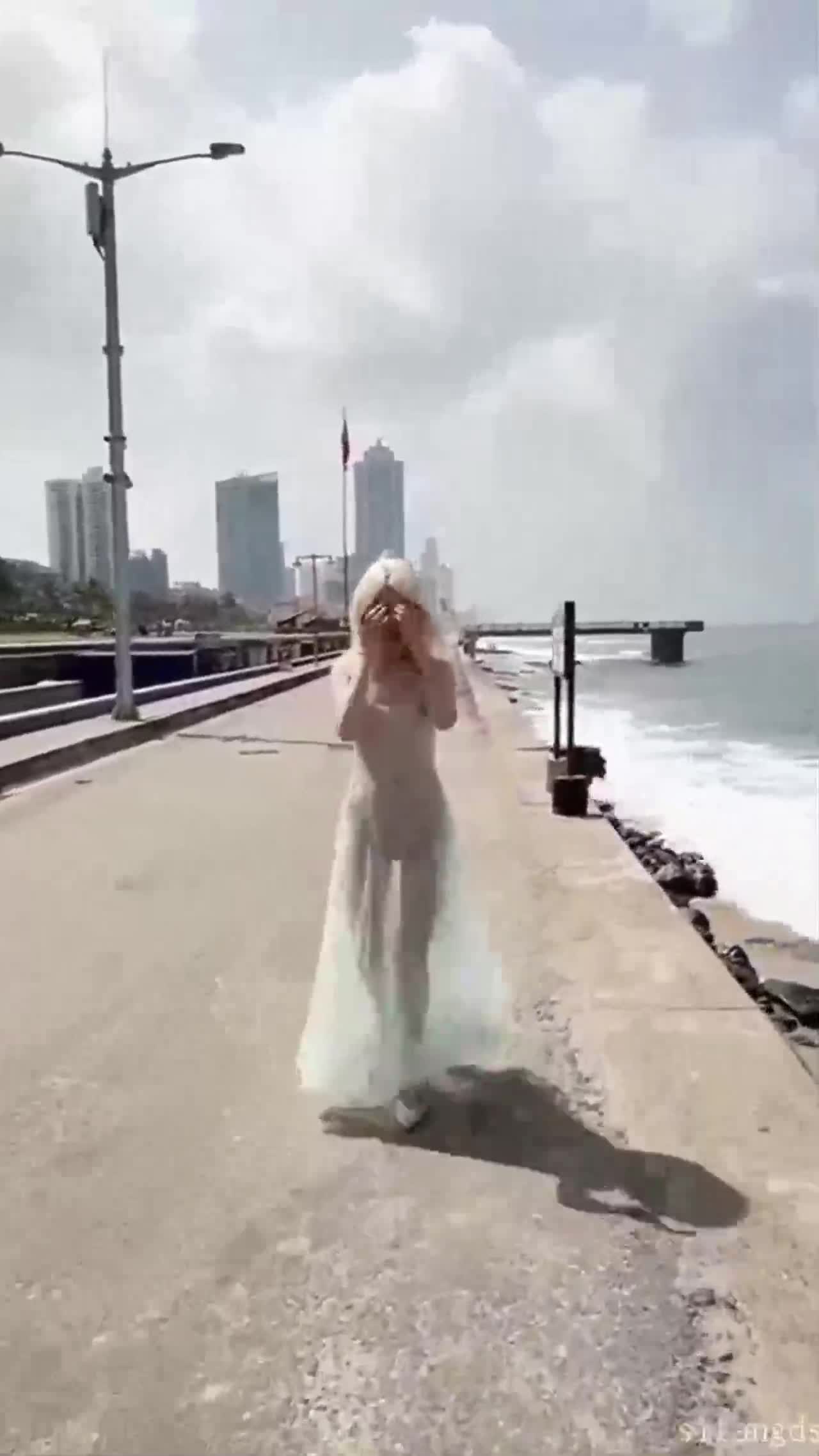 颜值女神『彤彤乖』紧张刺激人前露出紫薇，塞着跳蛋被远程遥控做任务