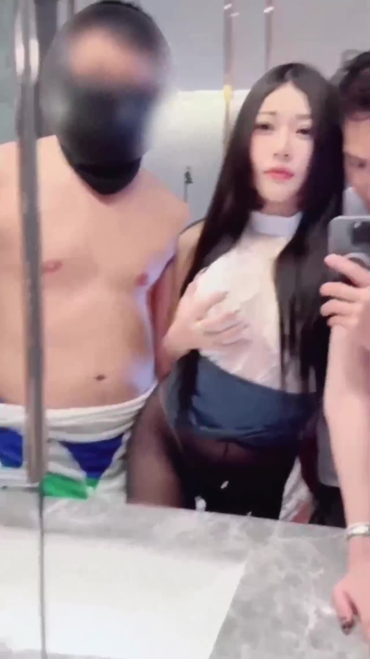 【性福勃士】现场抓包荷官出千，她用肉体偿还道歉，手指扣喷还不够，还要狠狠干喷她的骚穴来消