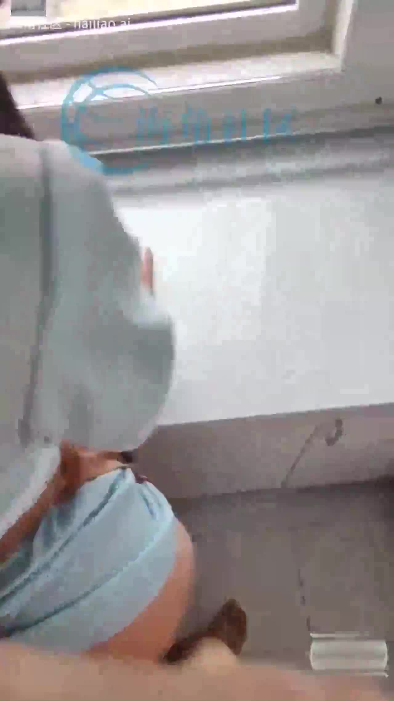 【嫂子乱伦】穿着好利来蛋糕店制服的嫂子在厨房的操作台上被我操得直不起腰