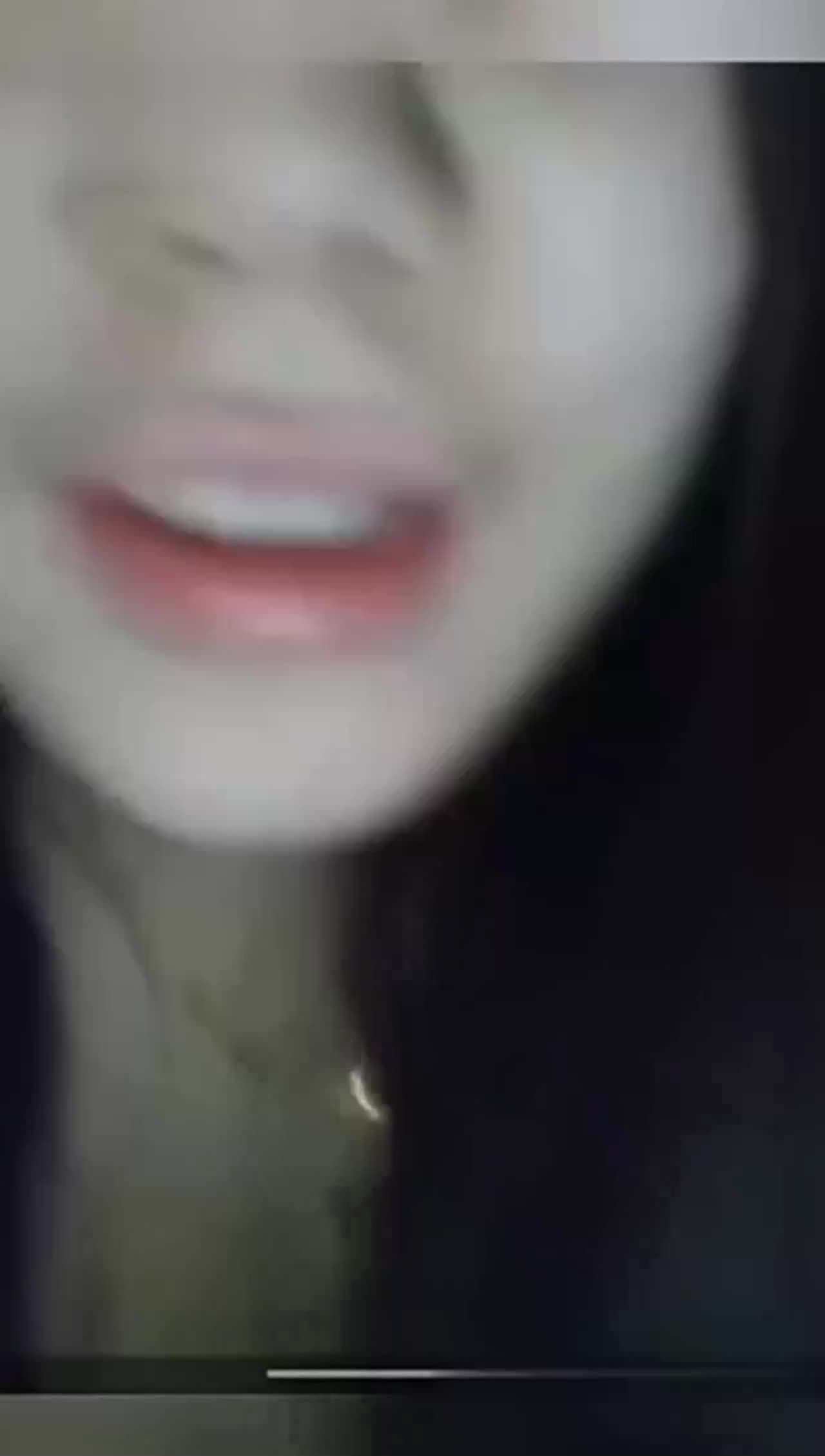 高颜值反差女大学生，被男友网调成小母狗了，线下更惨遭打桩爆操