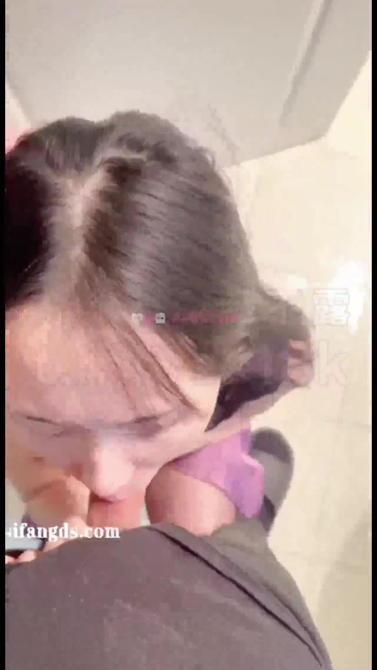 妹子好骚被大神调教自拍的样子美爆了，身材极好骚穴美，穿着黑丝口爆！