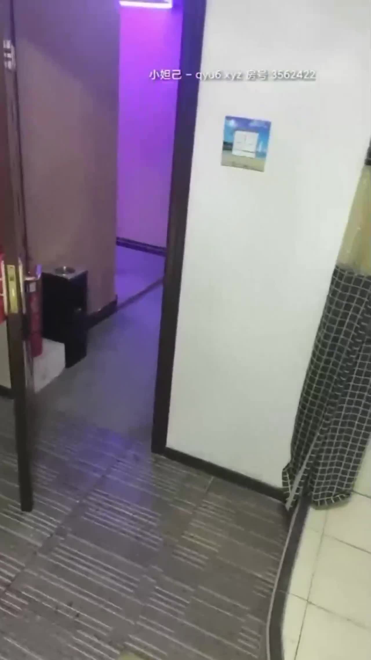 【东北小老弟探鸡窝】短发熟女大姐黑丝榨精木瓜八字奶，肥臀大水逼，吃硬鸡巴，无套操老逼，撅着大