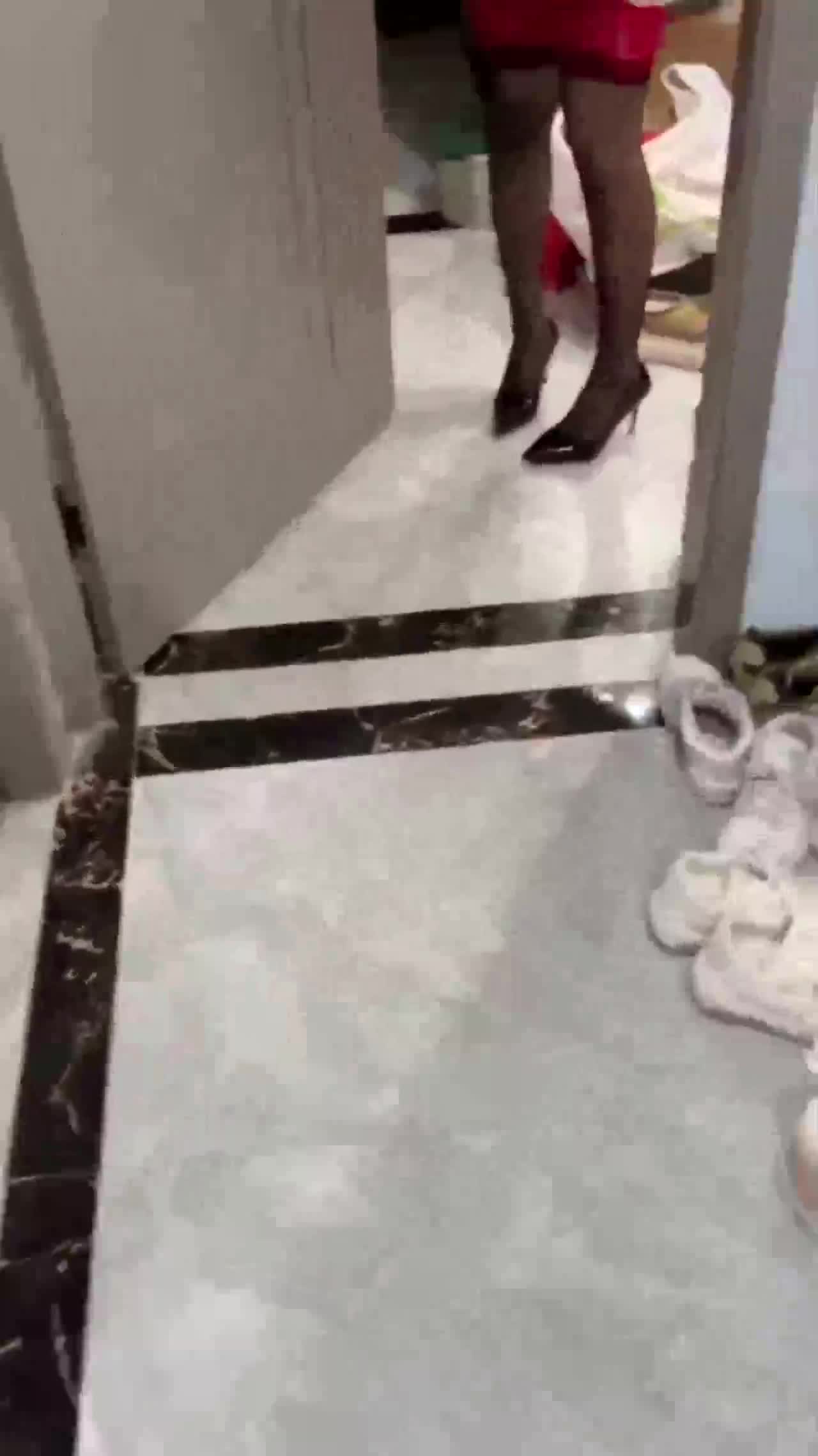 【奶气草莓】做家教的吊带丝袜嫂子灌醉哥哥去卧室休息在客厅把嫂子操的淫水乱流超清源码