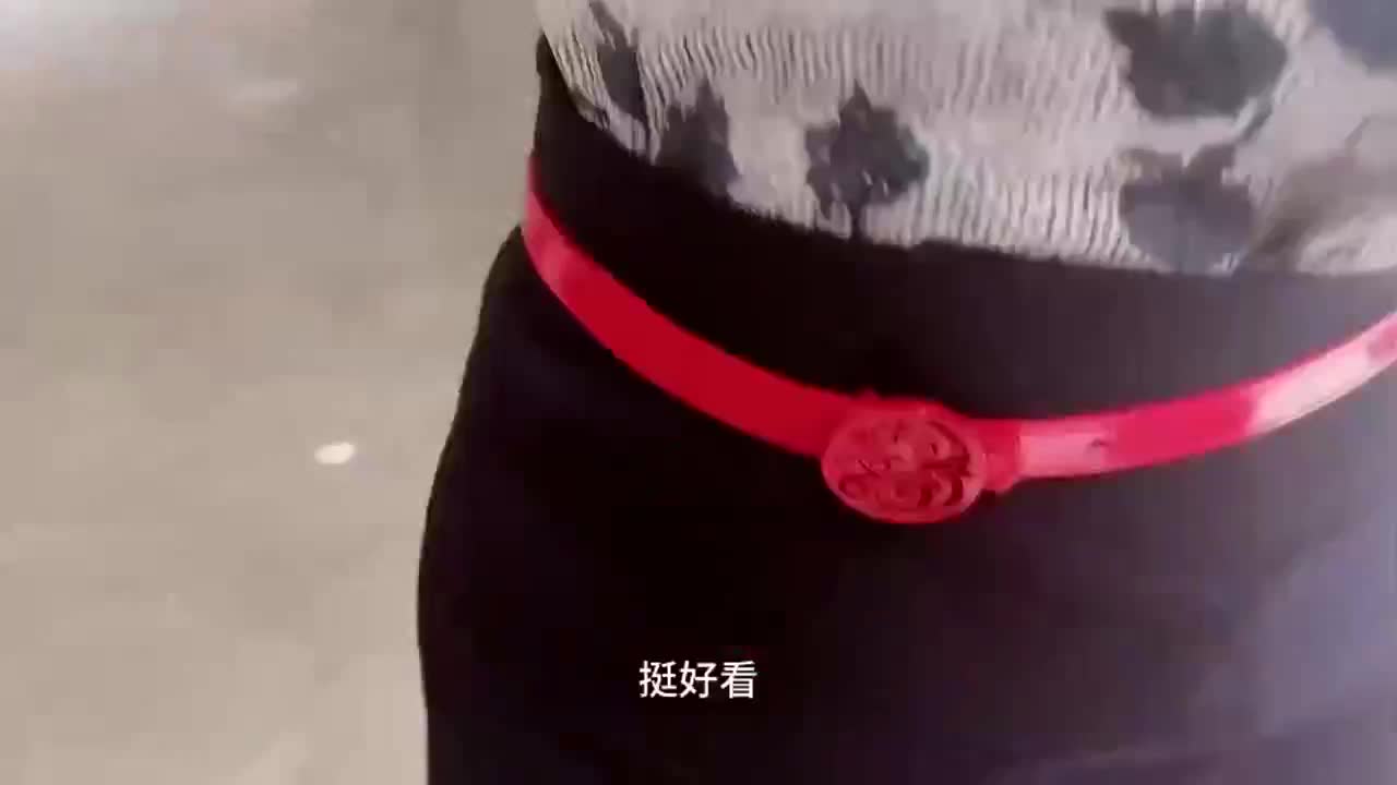【空姐最淫乱】妹妹你穿这衣服好色情啊，还说不是勾引我连内裤都没穿，感觉太强忍不住就要射，这次应该没把她操！