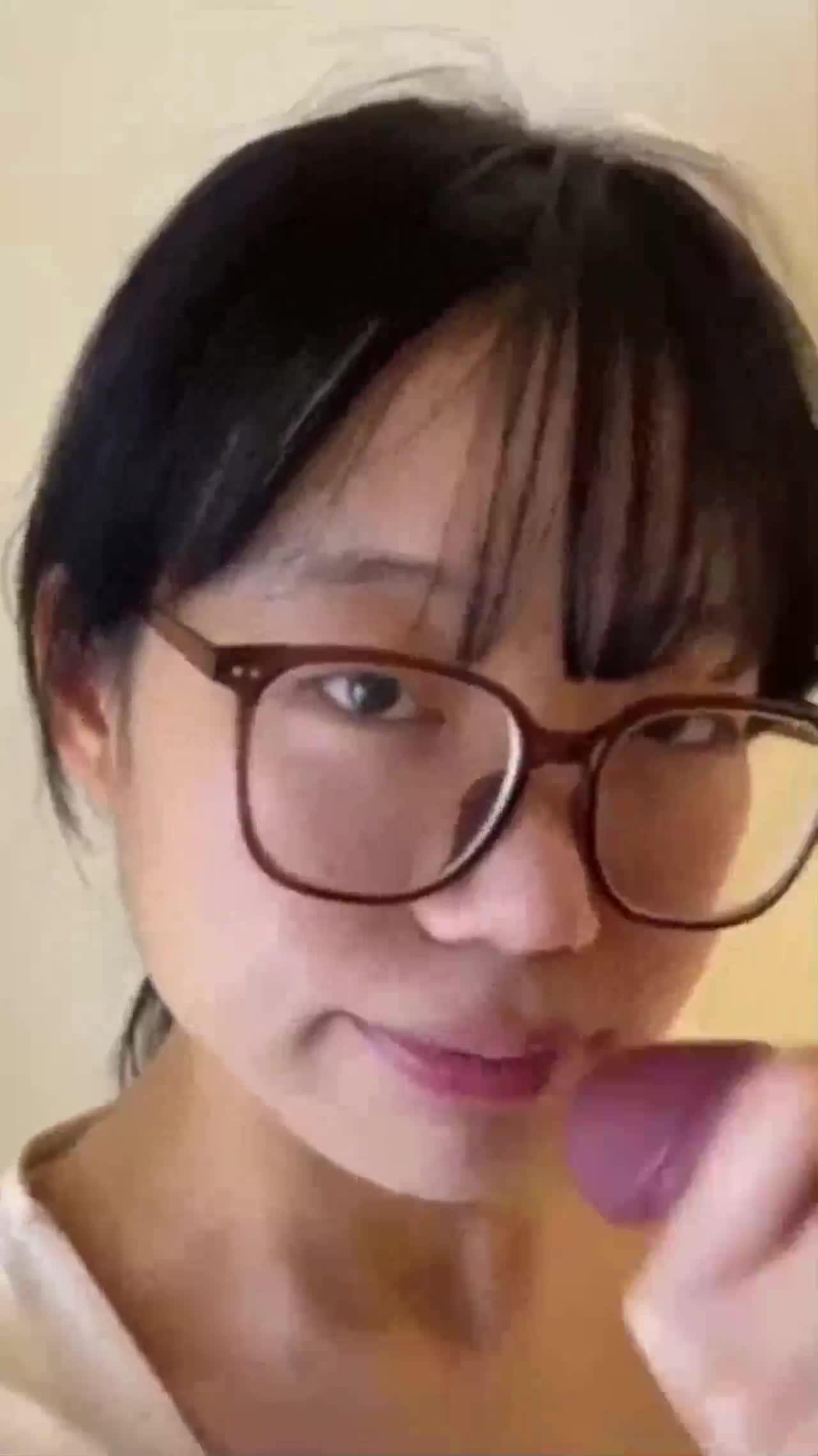 跪伏身前将粗壮肉棒深含口中，喉咙上下吞吐，享受湿热缠绕的征服快感