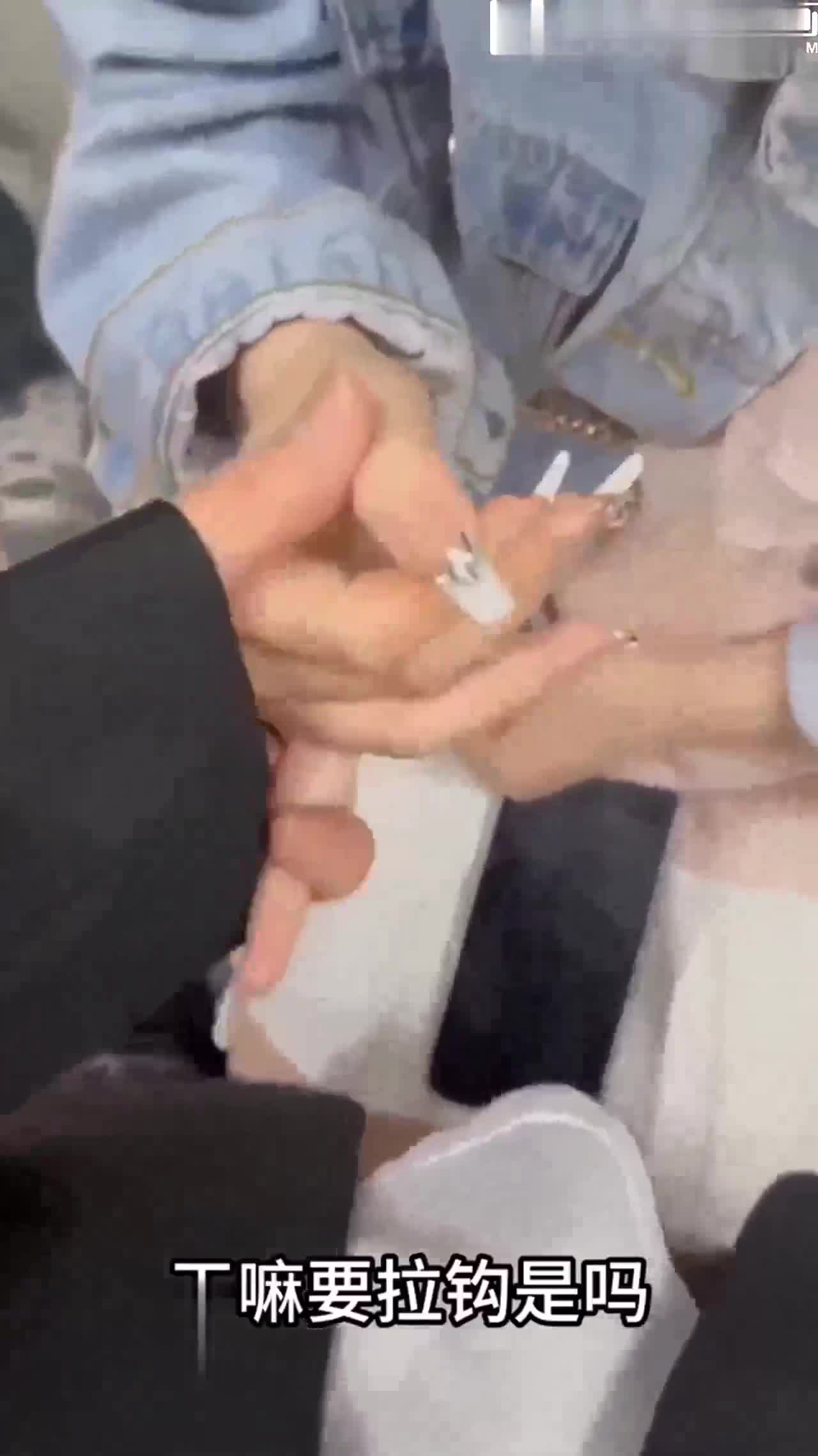 假期约萝莉堂妹去逛街结果带去酒店，推下内裤小穴就已经渗水，插得我好爽就是不耐操