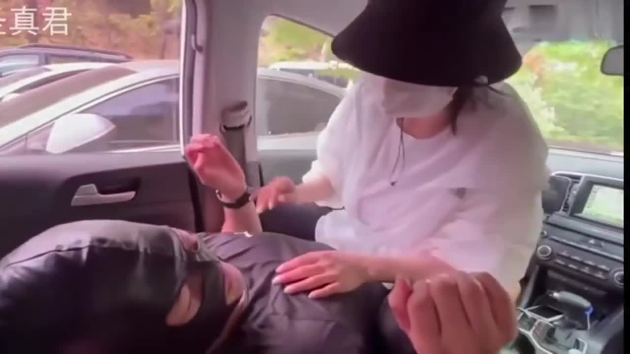 公园里瑜伽裤下白袜碾压肉棒，欲遮还羞，刺激得险被窥见！