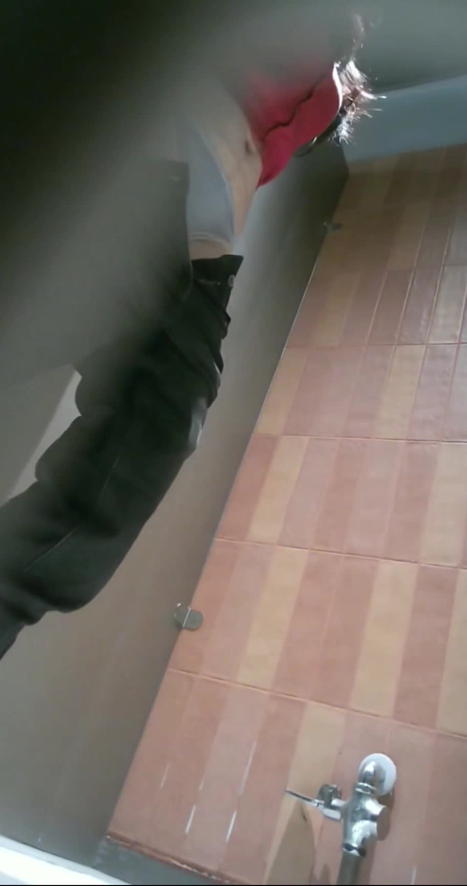 2048.vip-大神潜入KTV女厕全景偷拍3位大美女 各种不同的极品鲍鱼