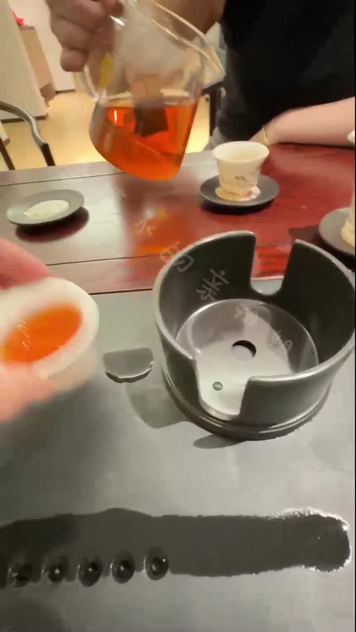 2048.vip-会喷水亲姐姐】不穿内裤和我一起去找朋友玩出去了直接把姐姐按在他的办公桌上操“桌子椅子沙发”喷的到处都是水叫声响彻