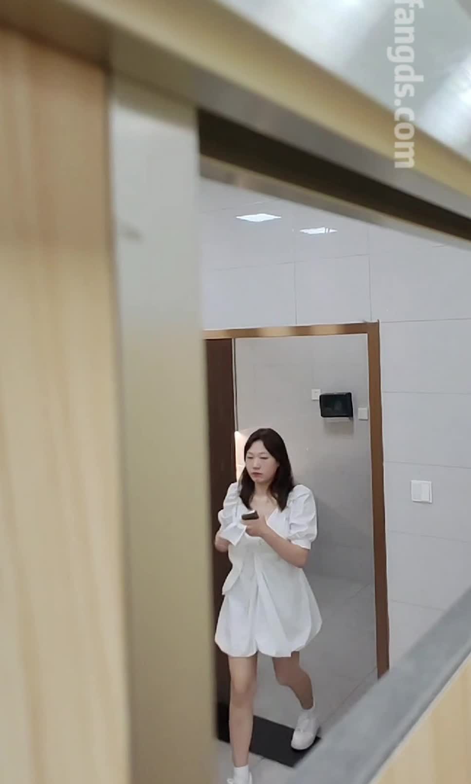 2048.vip-路边公厕全景偷拍连衣裙美女 肥美的一线美鲍鱼