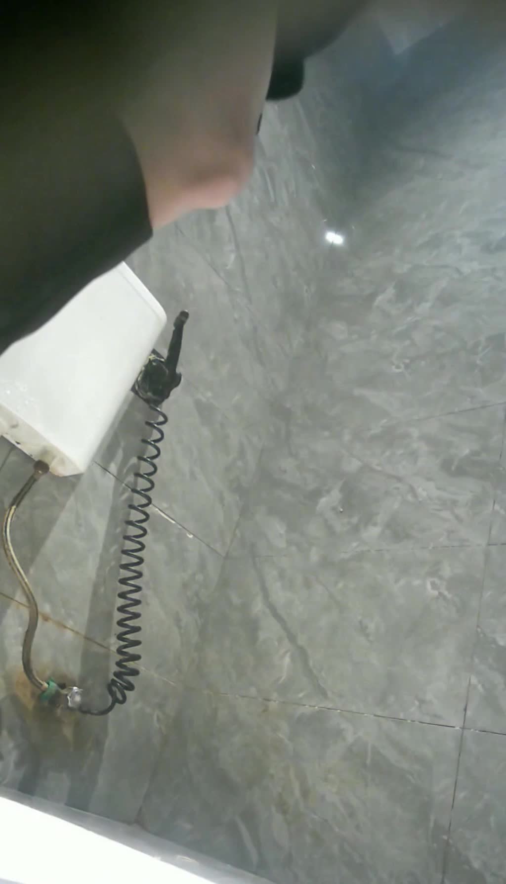 2048.vip-酒吧女厕全景偷拍两位高颜值美女 白白净净的美鲍鱼