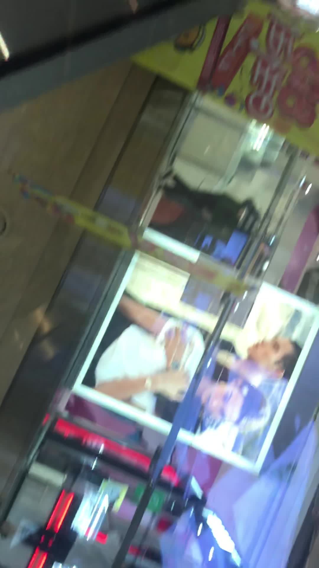 2048.vip-推荐 抄底颜值嫩妹【大波浪肉丝】腿长直，地铁跟了一路没机会，眼看就要跑了家人在旁边也要拍，原档无水