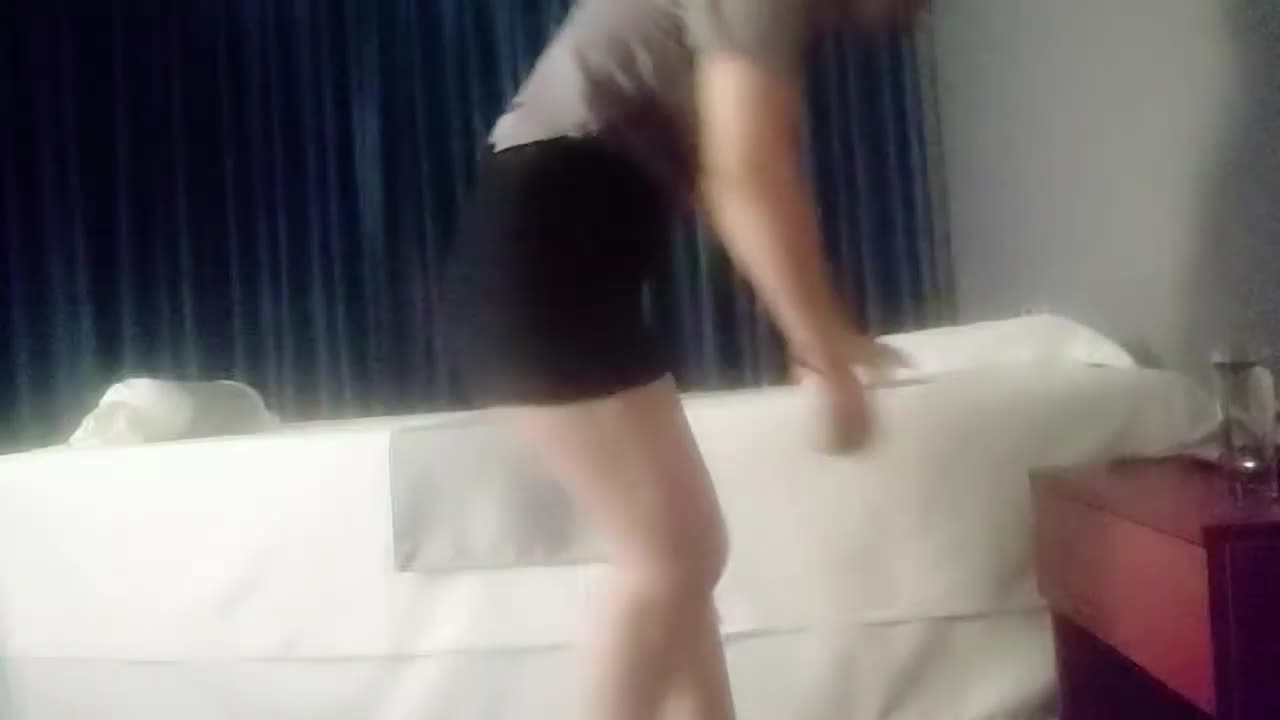 #足浴店 #按摩技师 #熟女 #少妇 #人妻足浴店找少妇女技师玩半套服务，抱着大白屁股69姿势口交