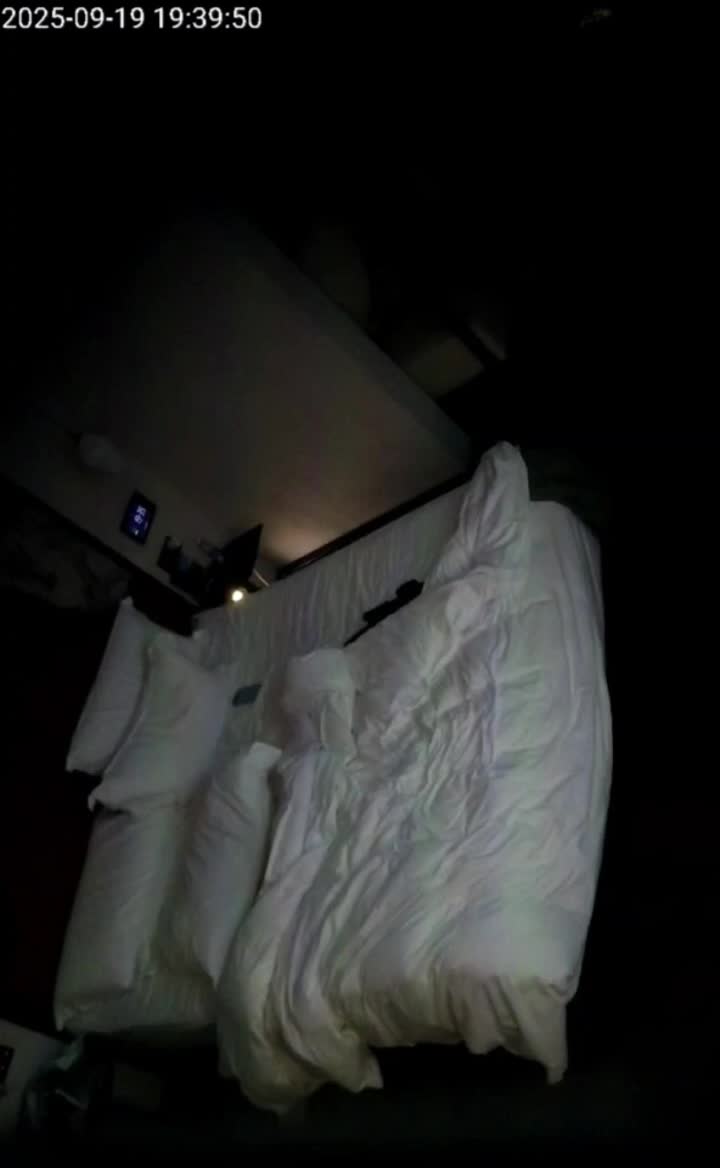 2048.vip-天眼偷拍 9-19 小伙子站着好发力 把女友压在床上猛烈输出 这频率跟他妈马达一样 女人太满足了