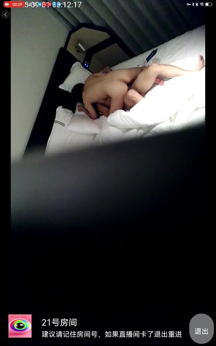 2048.vip-上帝视频21号房 9-1 男人戴眼罩 也不知道谁调教谁 都用上道具了 两人相互扣屁眼子 也是活久见