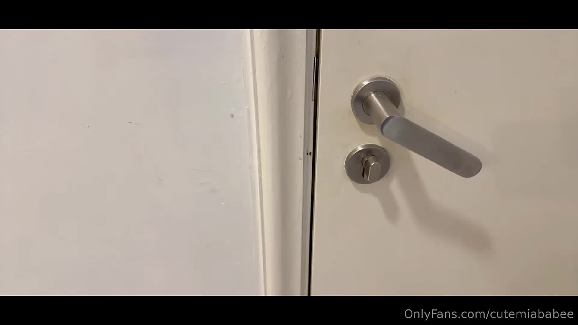 2048.vip-新作】 米娅baby (cutemiababe)｜弟弟欠债跑路债主上门 让我用肉体还利息