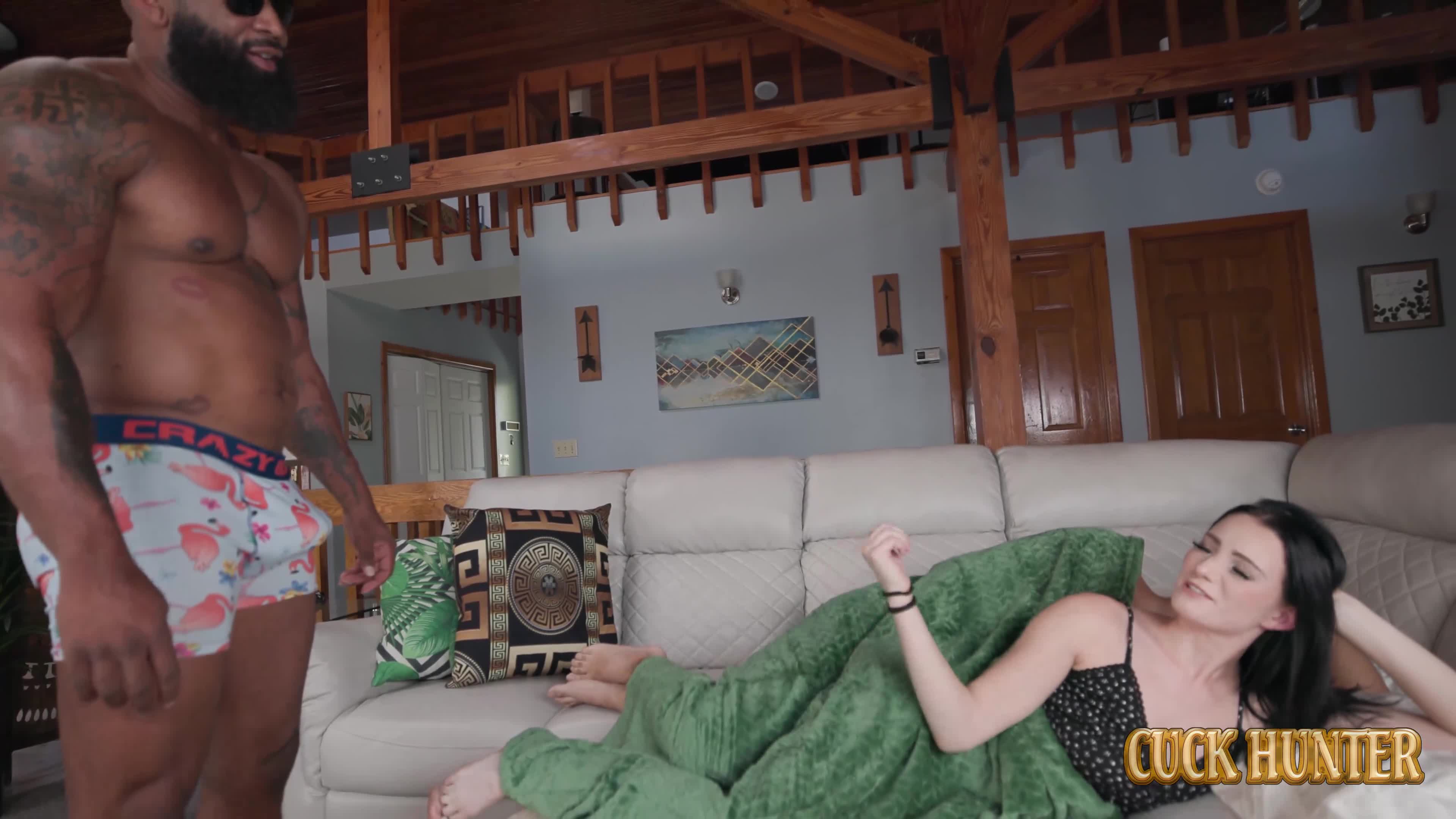 cuckhunter.25.09.08.mercedes.mac.4k