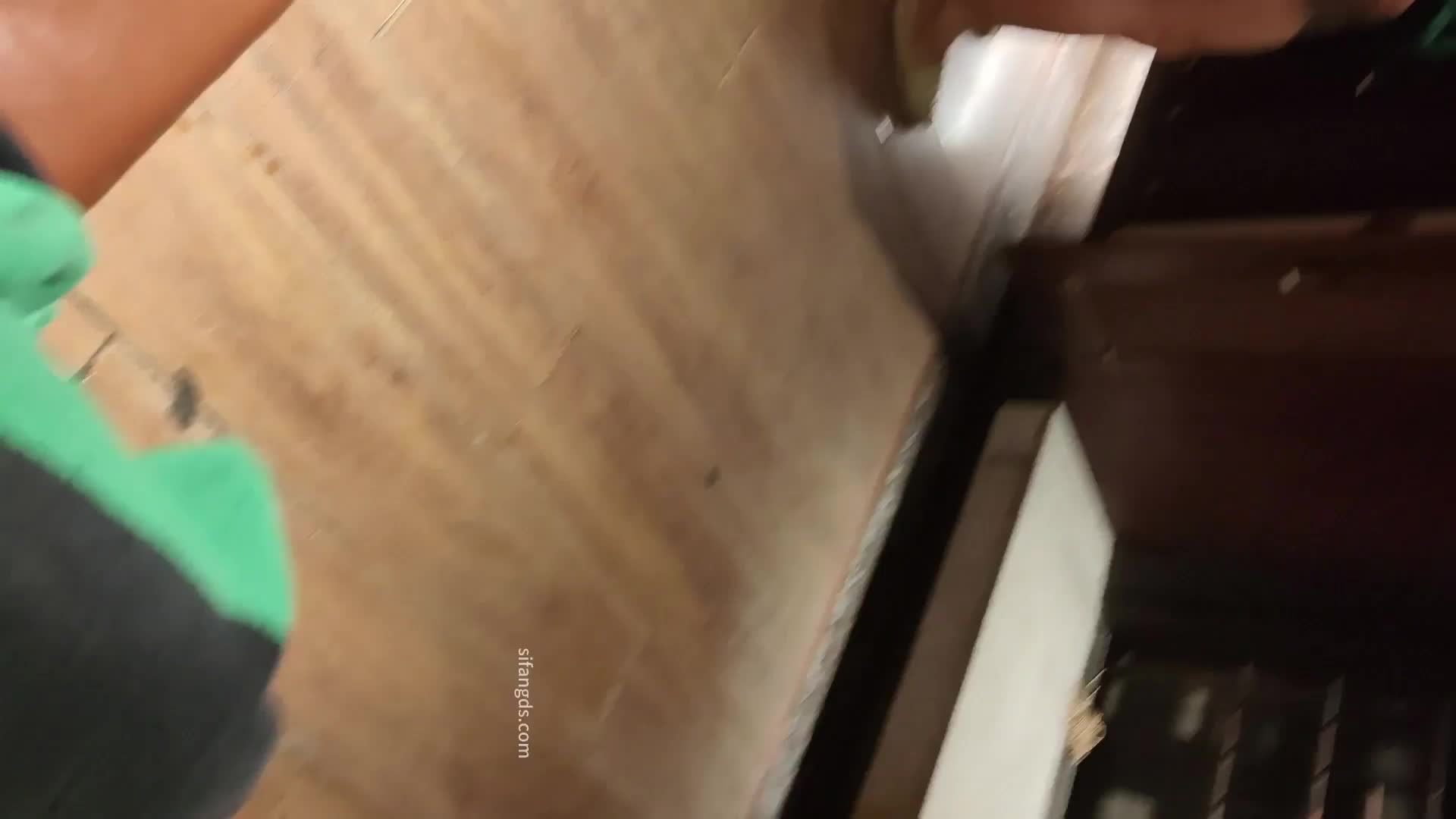 2048.vip-十一月最新流出 坑爹女主播【少女时代】潜入温泉洗浴会所更衣室偷拍浴客更衣超好身材少妇不遮掩袒露在外