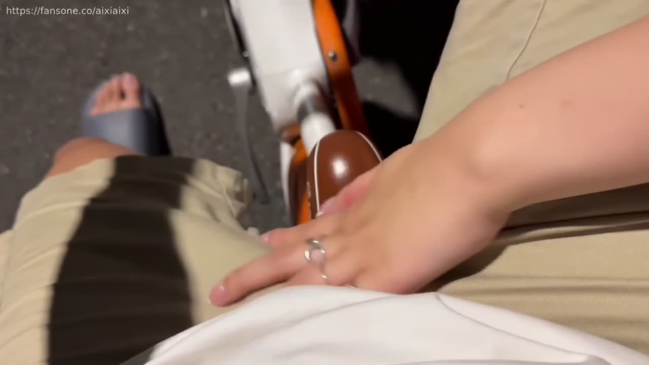 极品少妇路边勾引挑逗，户外口交太刺激，6分钟就射精了#口交 #户外 #鸡巴 #骚货 #挑逗