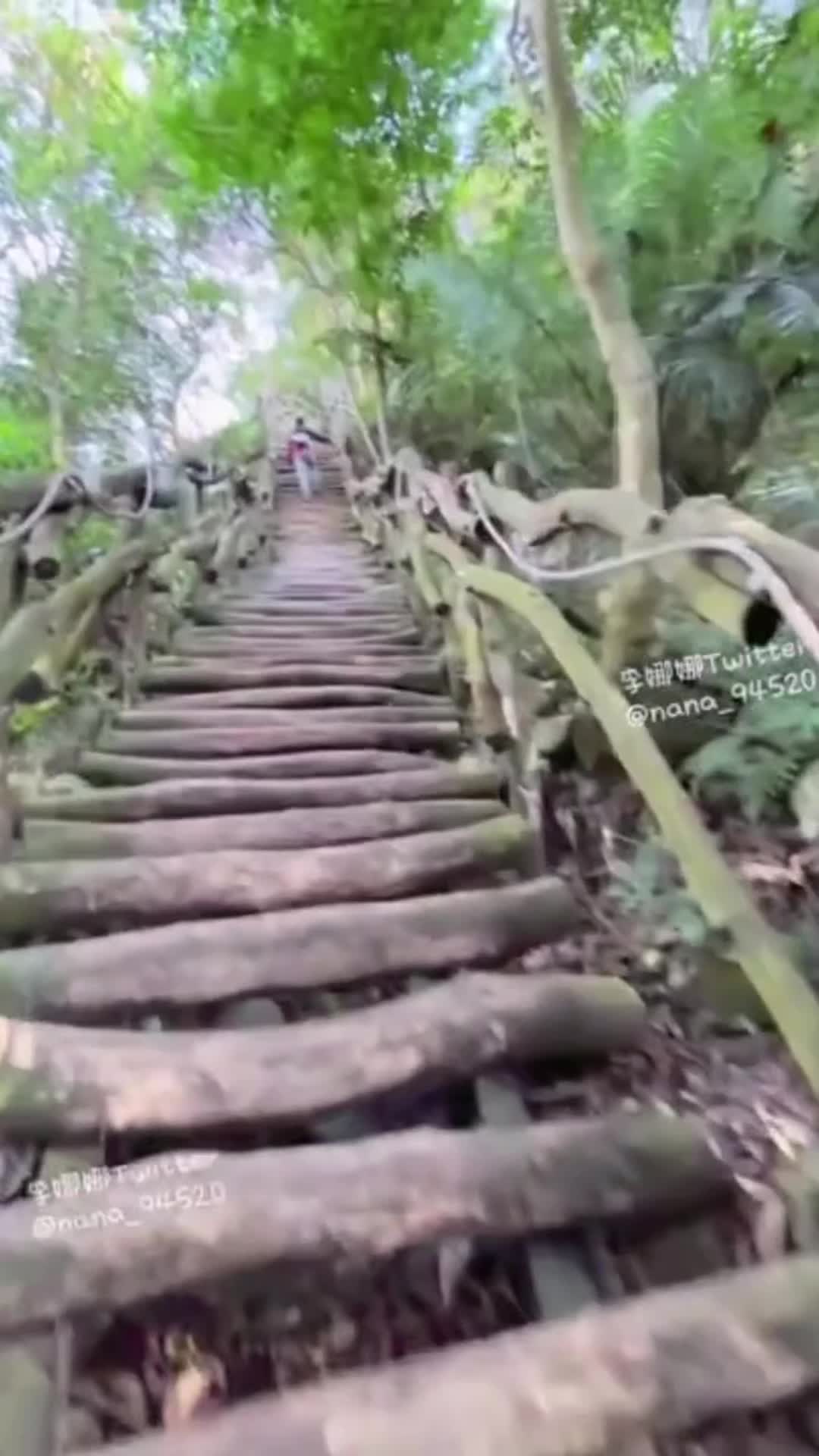 极品短发御姐爬山爬到一半蹲下来口交舔屌，户外露出骚穴，任君品尝#户外 #口交 #御姐 #巨乳 #露出