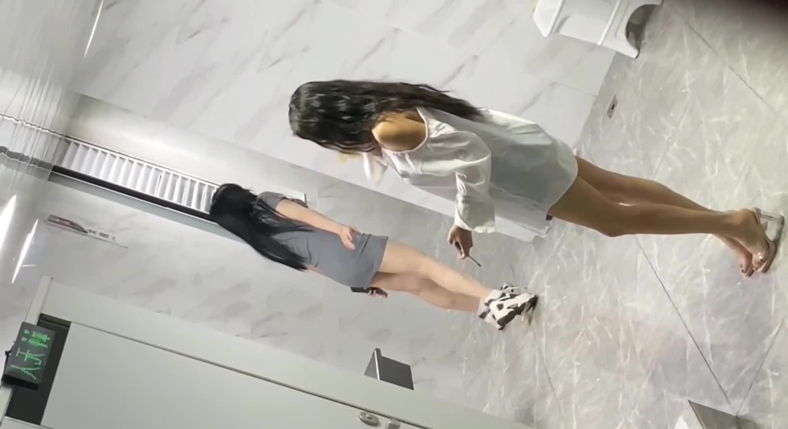 大神潜入商场女厕全景偷拍多位漂亮小姐姐 各种极品美鲍鱼一一展示