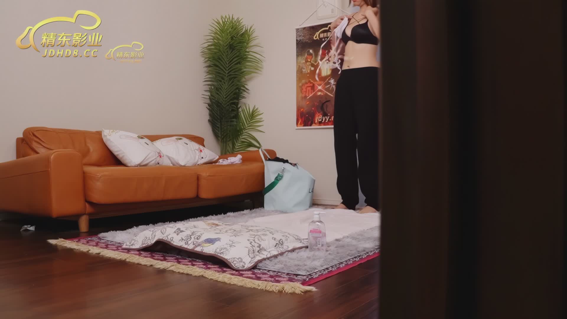 上门按摩的女技师太骚了，脱光衣服坐在鸡巴上抽插榨精#露脸 #性感 #颜值 #骑乘 #按摩