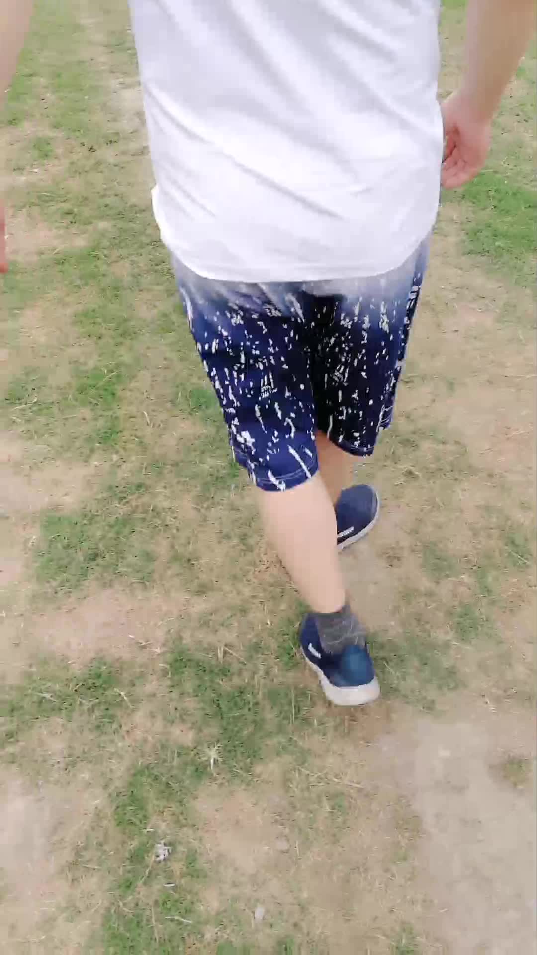 #刘婷 #户外 #国产剧情 少妇勾引大叔摸奶，顺势野外口交野战