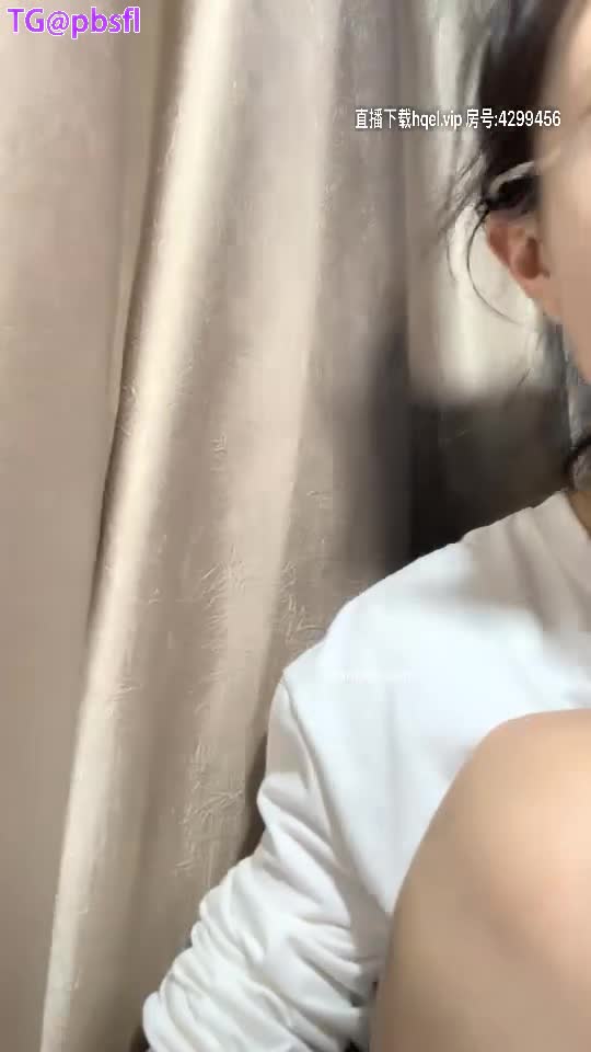 #幼湿 #直播 #少妇 某幼教老师，白天教书育人，晚上穿透明蕾丝内裤自慰直播