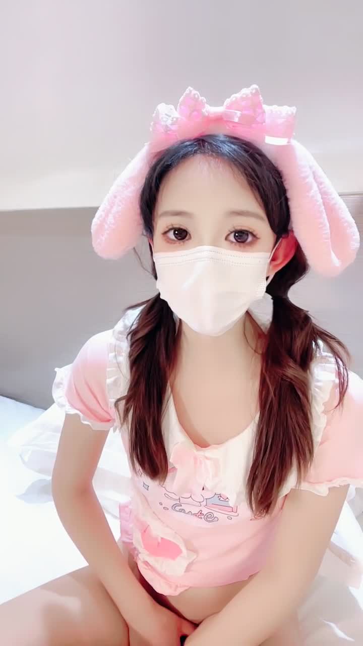 #主播 #小怀怀 #美少女 头戴兔儿头饰的小萝莉，凹陷的乳头还有粉嫩的小穴看着太嫩了
