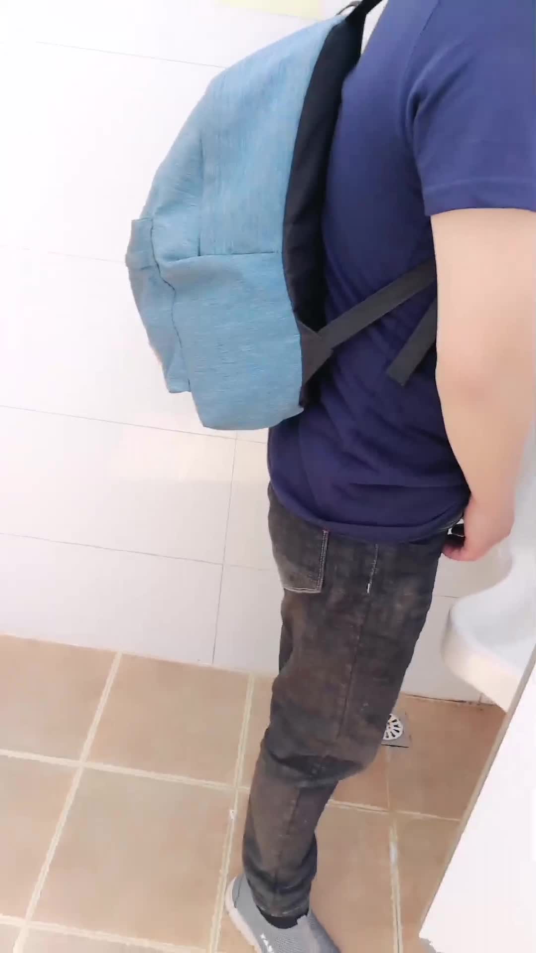 #刘婷 #户外 #露出 #剧情 极品骚货偷偷进入男厕所结果发现有人在撒尿，裤子都不用穿了直接往骚逼里插