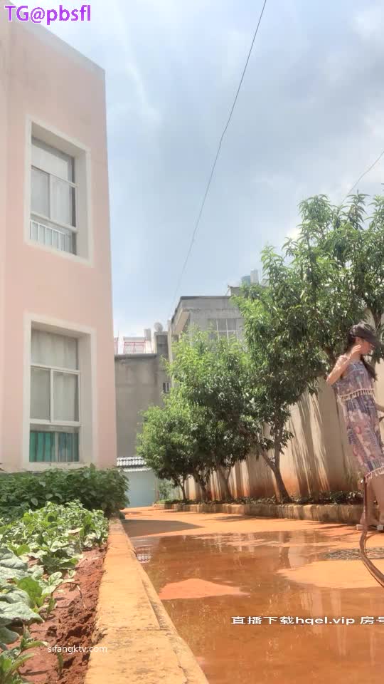 #幼湿 #老师 #学校 出去浇花也不忘把跳蛋放到B里