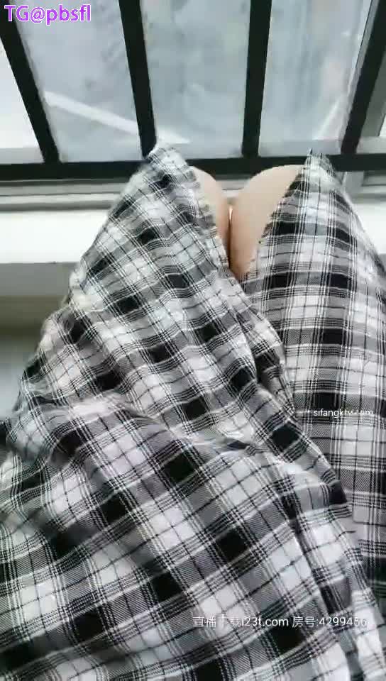 #幼湿 #老师 #少妇 幼儿园老师直播坐在窗边用玩具自慰，出门坐车也要真空塞玩具才刺激