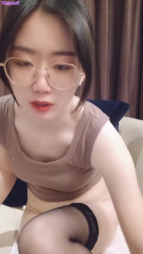 #主播 #安静卡卡西 #眼镜妹 十个眼镜九个骚，穿睡衣自慰大骚逼都关不上了