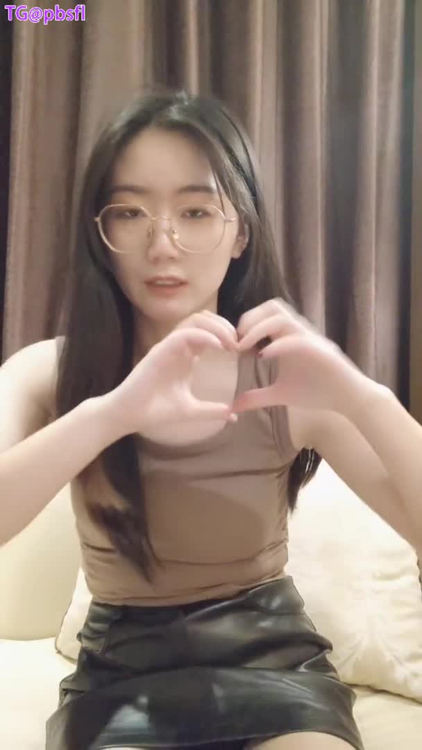 #主播 #安静卡卡西 #眼镜妹 极品骚货，粉色跳蛋自慰表情陶醉