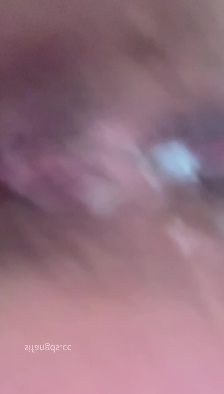 2048.vip-大神潜入商场女厕近距离偷拍3位美女的极品鲍鱼