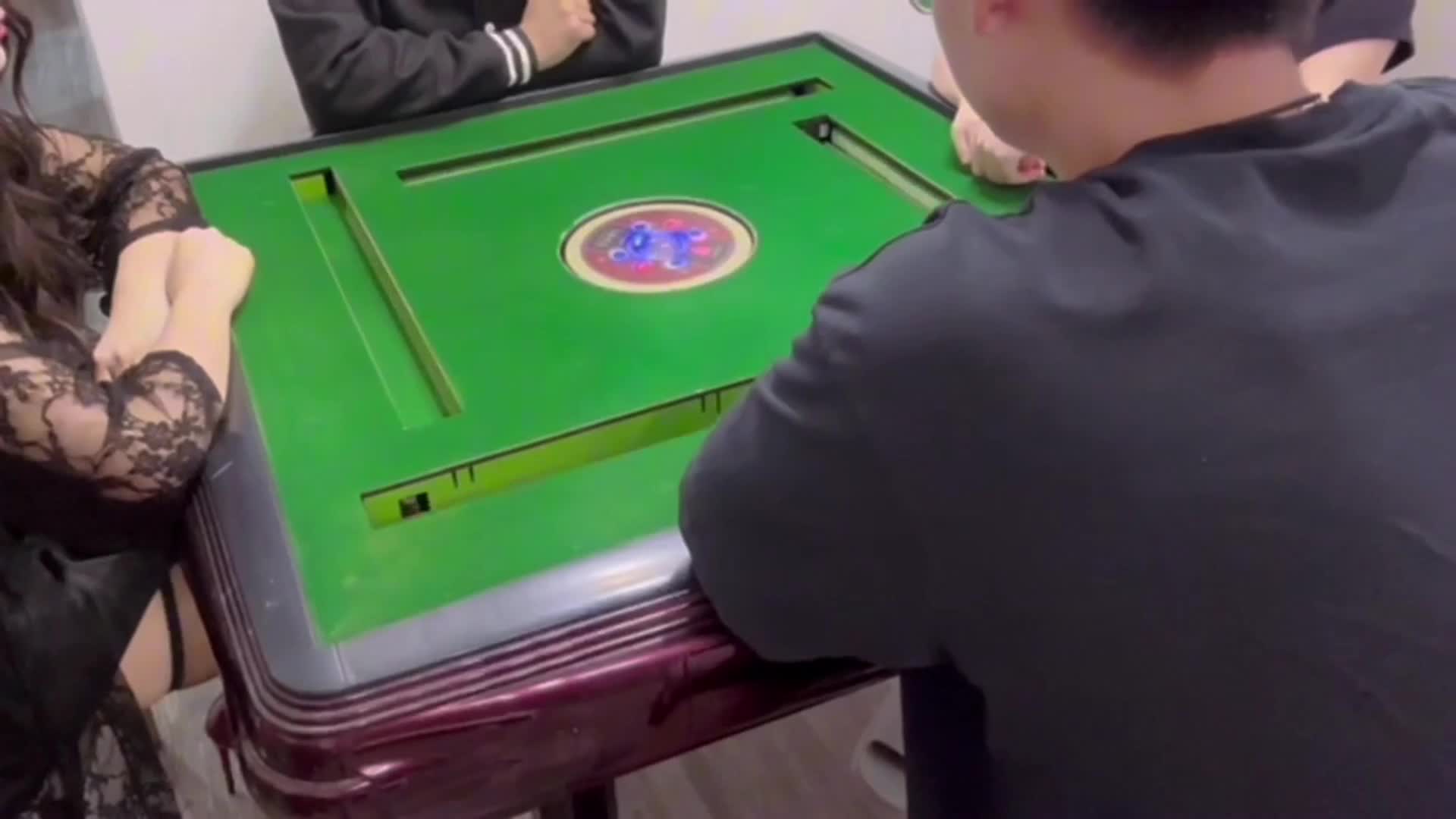 2048.vip-精品乱伦】 周末去丈母娘家打麻将她居然在赌桌上用脚挑逗牌友走后我把丈母娘按在麻将桌上无套内射无水印高清版