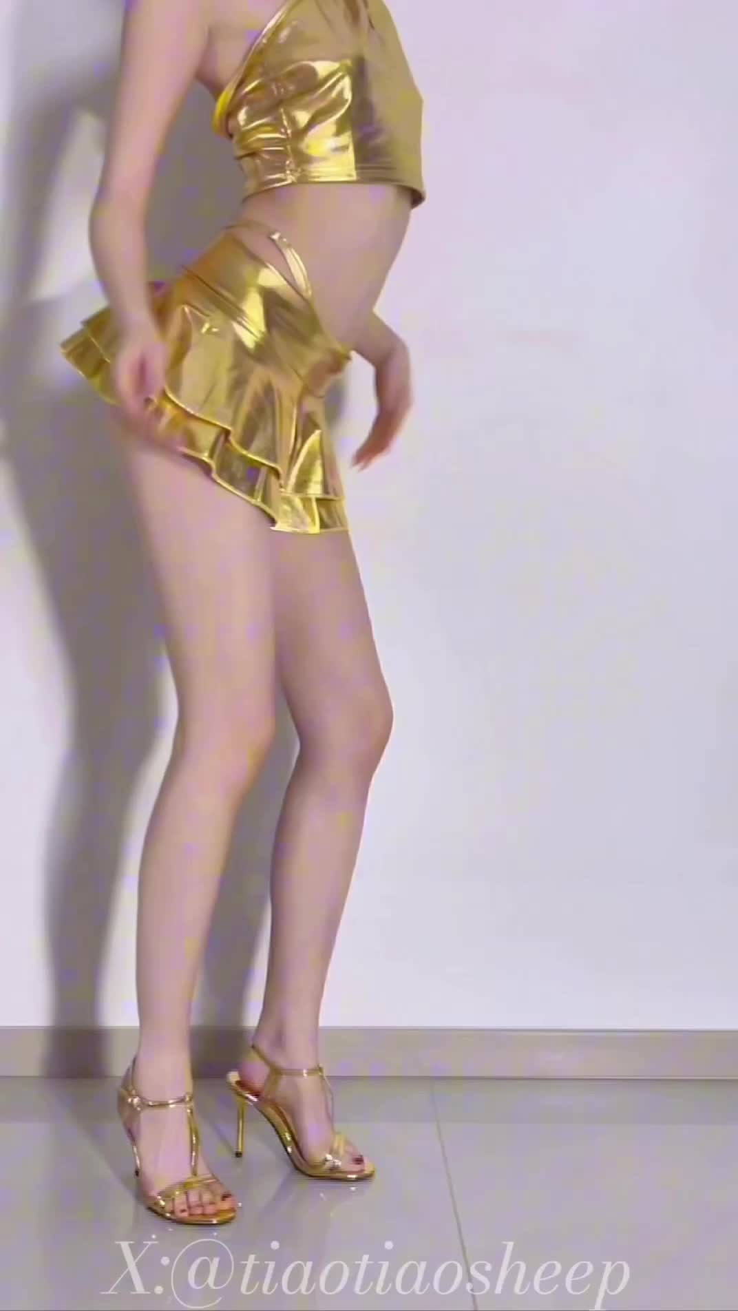 2048.hk@250615010-《欢迎来到金色舞女的精彩秀场》为喜欢跳舞的嫩妻置办一身金色舞蹈套装，化身酒吧舞女献上一场极致诱惑的精彩表演。